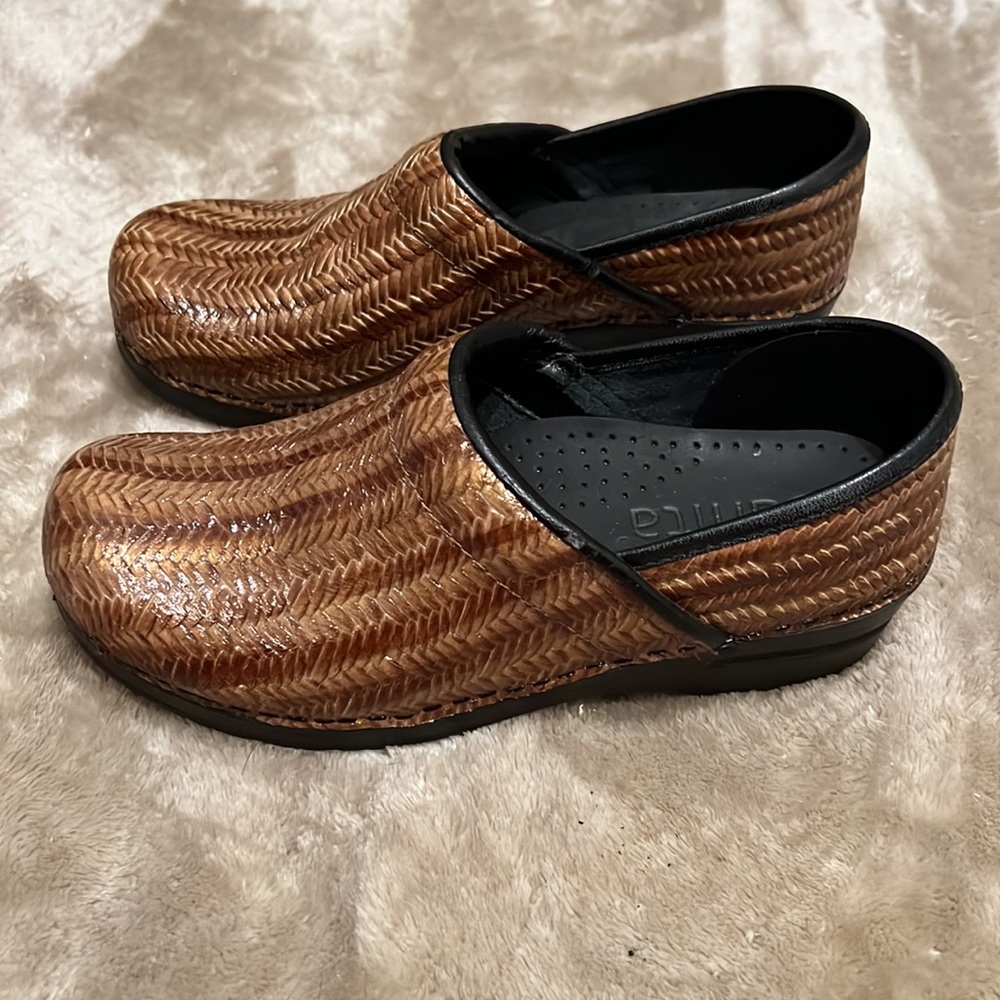 Dansko Sanita Clogs Woven Pattern Hazelnut Color Nursing Footwear 39 - Picture 3 of 5